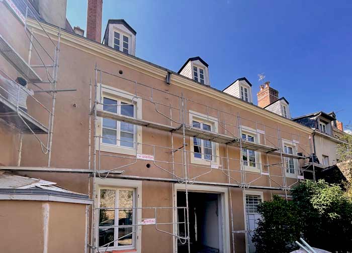 LES COUVREURS ALSACIENS sur Strasbourg (67) et alentours : Travaux de couverture, zinguerie, nettoyage démoussage peinture hydrofuge toiture, étanchéité toit terrasse, isolation toit / comble, ravalement peinture façade et nettoyage des extérieurs. INTERVENTION DANS LE BAS-RHIN (67)